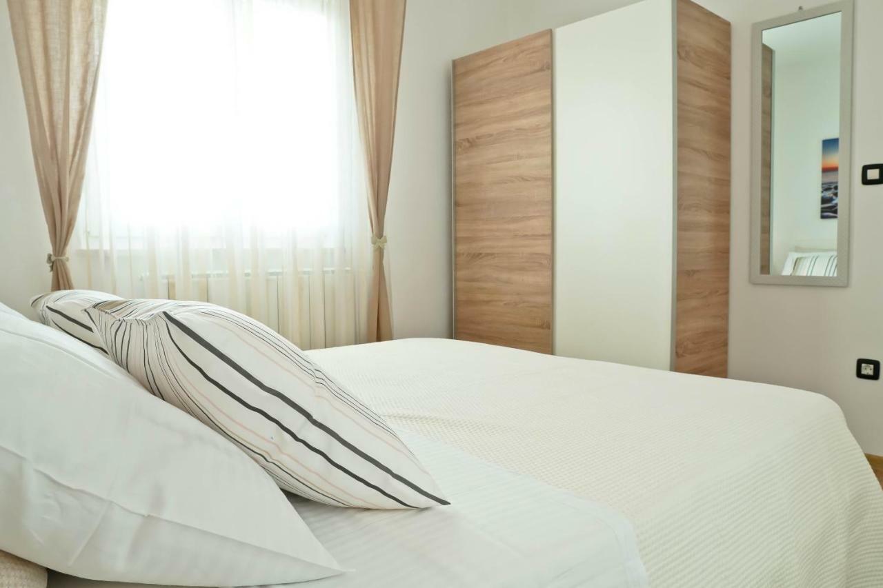 Apartment Komljenovic Pola Esterno foto